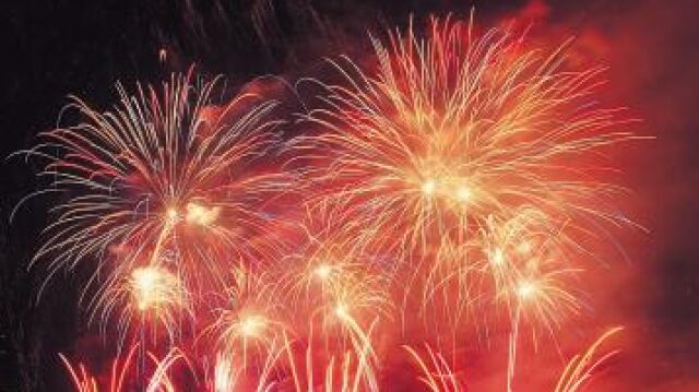 El lanzamiento de petardos o fuegos artificiales que pueden llegar a alcanzar intensidades de entre 140 y 160 decibelios (dB)