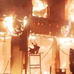 Un antidisturbios observa un edificio en llamas del barrio de Tottenham, ayer