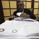 Recuento de votos en un colegio electroral cerrado de El Cairo