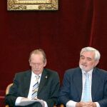 Víctor García de la Concha,de pie, junto a José Manuel Blecua, director de la RAE, Darío Villanueva y Francisco Rico, que dirige la Biblioteca Clásica