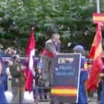 El falso monarca saluda a los vecinos de Alsasua vestidos como policías nacionales en el remedo de desfile