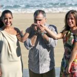 El realizador, Benito Zambrano, posa junto a las actrices, Inma Cuesta, y María León