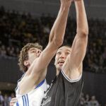Tomic y Hervelle luchan por hacerse con el rebote