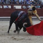 Rubén Pinar da un natural ayer en Las Ventas