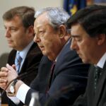 Los diputados de CiU Jordi Xuclá, PSOE José María Benegas y PP José Antonio Bermúdez de Castro (i a d), durante la rueda de prensa conjunta que ofrecieron hoy en el Congreso de los Diputados para presentar la reforma de la ley electoral