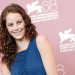 Un dramón: La actriz Kaya Scodelario, que encabeza el reparto de «Cumbres borrascosas» (debajo, un fotograma del filme), pasó ayer por la Mostra