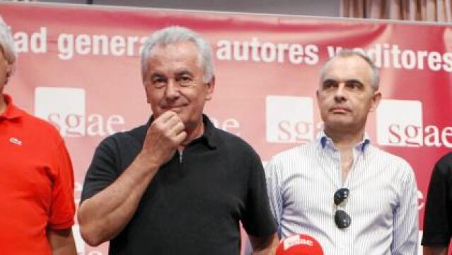 De izda. a dcha., los miembros de la Junta Directiva de la SGAE Caco Senante, Víctor Manuel, Sabino Méndez y Ernesto Caballero