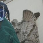 Momento de la retirada del escudo franquista