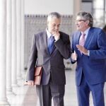 Pizarro deja el Gobierno andaluz pero no el Parlamento. Conservará su acta de diputado por Cádiz y coincidirá con Griñán en los Plenos hasta el final de la legislatura.