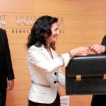 A la izq., primera reunión del nuevo Consell. A la dcha, Such entrega su cartera a Cabré