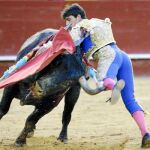 Alberto Aguilar fue prendido por el segundo de su lote, ayer, en la última corrida de Fallas