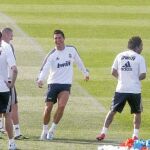 Mourinho observa a varios de sus jugadores durante en entrenamiento de ayer en Valdebebas