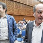 Martín Garitano (dcha.), candidato de Bildu a diputado general de Guipúzcoa, junto al dirigente de la coalición Peio Urizar
