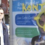 El concejal y candidato del PP a la alcaldía de Portugalete, Vizcaya, al lado de la pintada amenazante