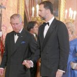 Don Felipe y Carlos apostaron por el esmóquin cruzado