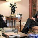 El presidente de Portugal, Aníbal Cavaco Silva (dcha.), encargó ayer con urgencia a Pedro Passos Coelho la propuesta de formación de un nuevo Gobierno