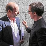 José Miguel Fernández Sastrón y Ramoncín charlan en la cola de entrada a la Asamblea de la SGAE