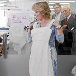 En el taller del maestro: La presidenta de la Comunidad de Madrid, Esperanza Aguirre, pudo disfrutar de las últimas creaciones del diseñador