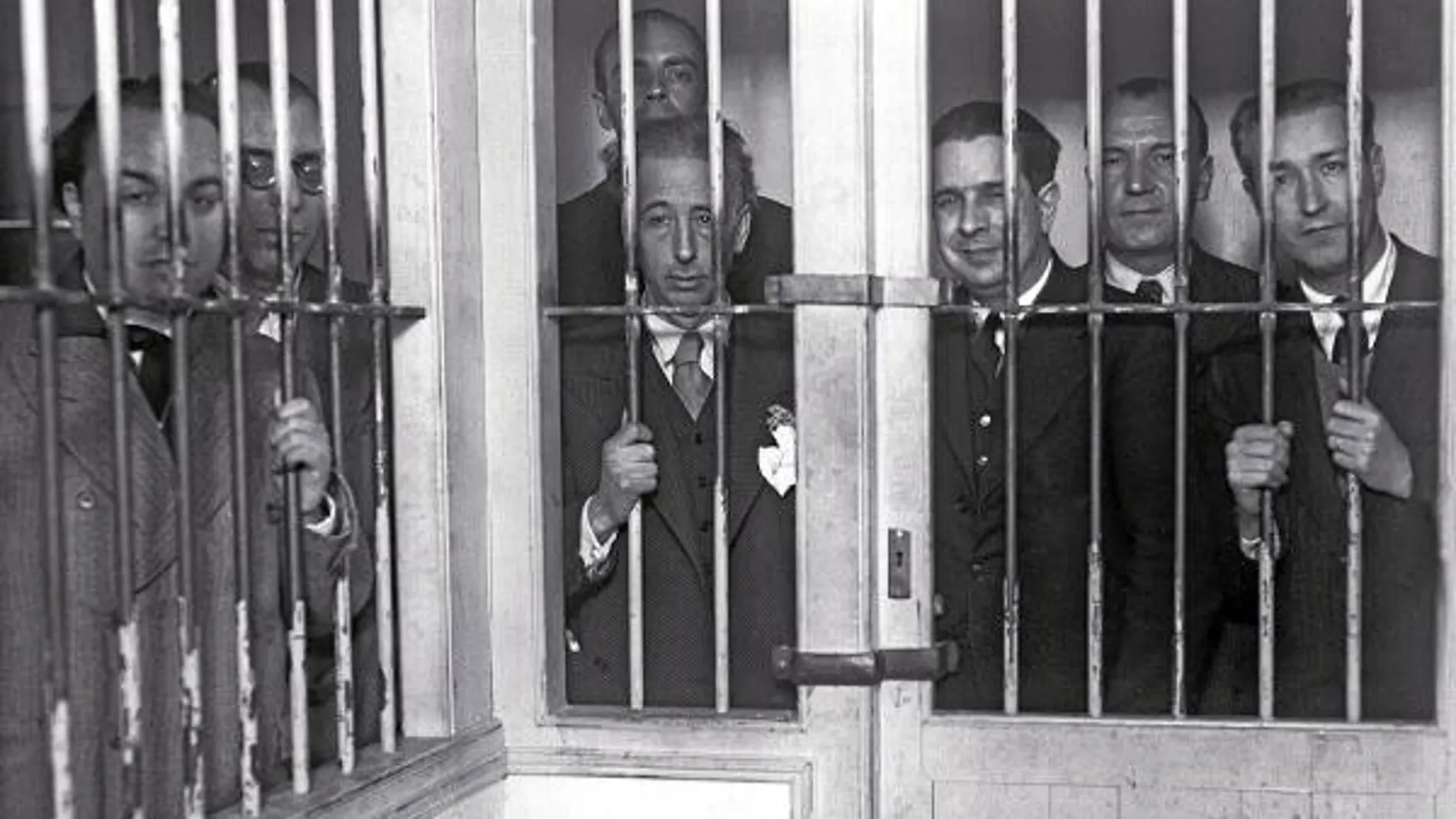 El Gobierno de la Generalitat, detenido en la cárcel Modelo de Madrid en 1934. Por la izquierda, el tercero, Lluís Companys. Fotografía procedente de la obra «Palabras como puños» © (Archivo gráfico de la agencia Efe)