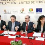 José Antonio de Santiago-Júarez, Pedro Coimbra, Javier Iglesias y María de Diego estrechan sus manos