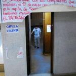 Miembros de dos asociaciones universitarias irrumpieron en la capilla de la facultad y llenaron las paredes con lemas contra la Iglesia católica
