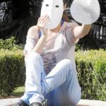 Los «indignados» planean cubrirse la cara con una máscara blanca mientras leen un texto como acto de protesta