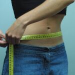 Los investigadores reclutaron a 173 personas con un IMC normal (entre 21,5 y 25) y a 150 que clasificaron como “bajo peso saludable” (inferior a 18,5)