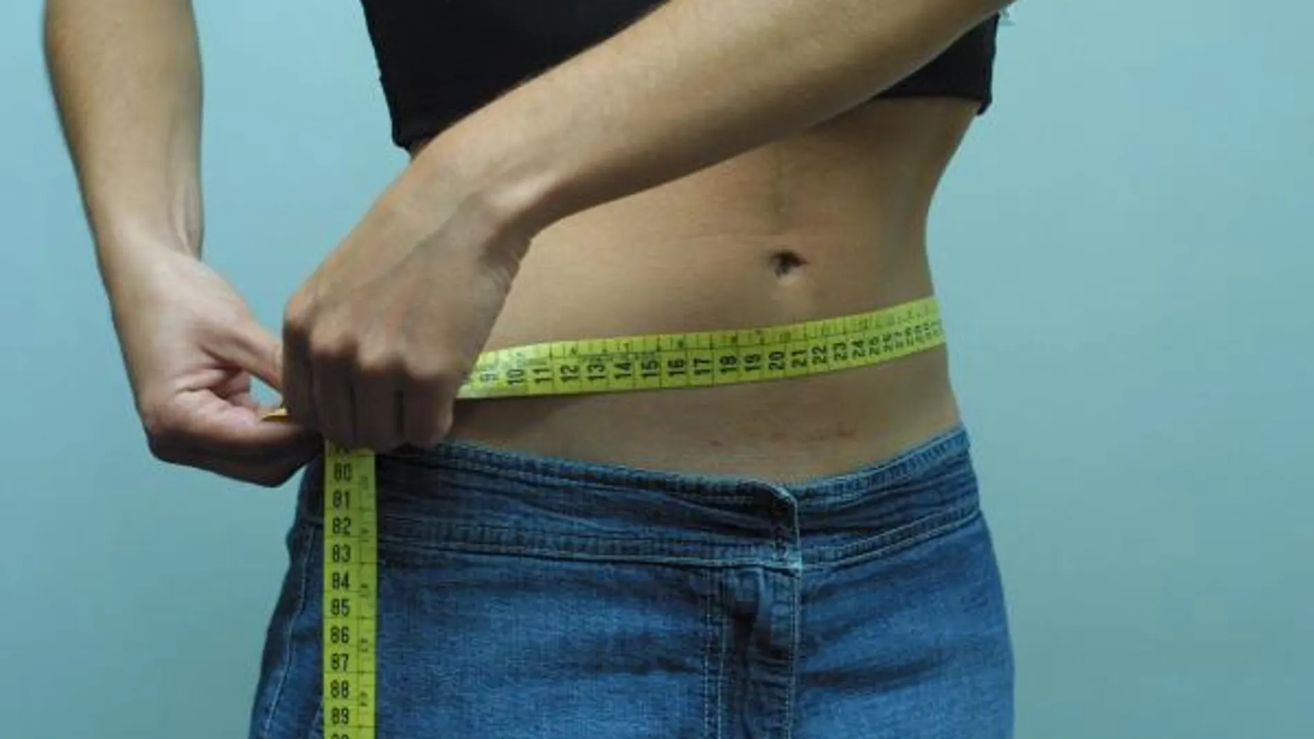 Los investigadores reclutaron a 173 personas con un IMC normal (entre 21,5 y 25) y a 150 que clasificaron como “bajo peso saludable” (inferior a 18,5)