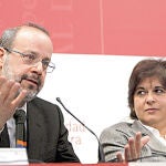 Giovanni Maria Vian director de «L'Osservatore Romano», junto a la rectora Sáez Yuguero, en la presentación del Congreso