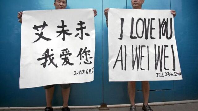 En chino y en inglés. Activistas chinos mostraron ayer su solidaridad con Ai Weiwei en la puerta de su domicilio