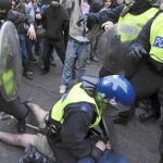 Miles de personas se manifestaron ayer en la capital británica para protestar contra los recortes del Gobierno de David Cameron, los más draconianos desde la Segunda Guerra Mundial.