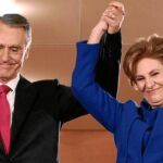 Cavaco celebra su victoria junto a su esposa, María Alves de Silva