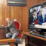 Dos periodistas toman nota mientras siguen la declaración de Luna