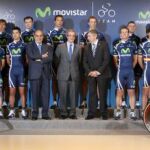 El presidente de Telefónica, César Alierta (c), junto al secretario general técnico de Presidencia de Telefónica, Luis Abril (i), y el director del nuevo equipo Movistar, heredero del Caisse D'Epargne, Eusebio Unzue, posan con los integrantes del equipo,