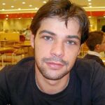 David Veiga. (30 años) Opositor a habilitados estatales. Este gallego lleva opositando desde 2005 en Galicia y Andalucía. Teme que tantos años de estudio no le reporten beneficios con vistas a conseguir un trabajo. «Es la pescadilla que se muerde la cola