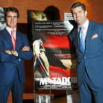 El diestro granadino posa junto al director Stephen Higgins delante del cartel de la película