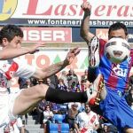 piti lucha por controlar la pelota con el jugador del Huesca Marcos durante el encuentro disputado ayer en El Alcoraz