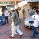 Guillermo sigue con su pancarta reivindicativa a De la Quadra-Salcedo