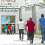 Algunos de los reclusos que participaron en la visita a la Universidad de Huelva momentos antes de que se fugara el recluso
