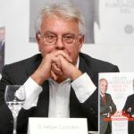 Felipe González, ayer, durante la presentación del libro «¿Aún podemos entendernos?», en el que conversa con Miquel Roca