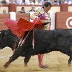 Leandro ejecuta una manoletina a pies juntos, ayer, en Valladolid