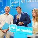 El secretario general del PP andaluz, Antonio Sanz, ayer en la sede regional del partido junto a Miguel Ángel Arauz y Ana Mestre