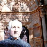 Lázaro es sacristán de la iglesia de Santa María, en Salas de los Infantes. La fachada ya no tiene esculturas
