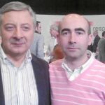 El concejal José Manuel Moro Manjón posa junto al ministro de Fomento, José Blanco, tras el Comité Director del PSOE-A, en una imagen que el propio edil colgó en su Facebook y que data del 26 de febrero de 2011.
