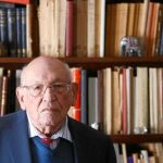 Rodríguez Adrados, en la nutrida biblioteca de su residencia madrileña