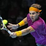 Rafa Nadal golpea una bola de revés en su segundo partido en el Torneo de Maestros, ante Novak Djokovic