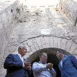 Arenas, en su visita a Tarifa, junto al alcalde, Juan Andrés Gil, y José Loaiza, presidente de la Diputación gaditana
