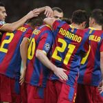 El jugador del FC Barcelona Lionel Messi (c) celebra con sus compañeros tras anotarle un gol al Panathinaikos