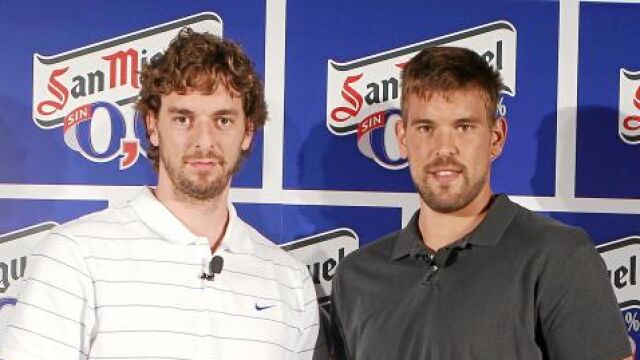 Los hermanos Gasol, Pau y Marc, posan en el «stand» de San Miguel'00, la marca de cerveza a la que van a prestar su imagen