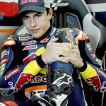 Marc Márquez, que se juega hoy el título de 125 con Terol desde la «pole position», hace ejercicios de estiramiento ayer en Cheste